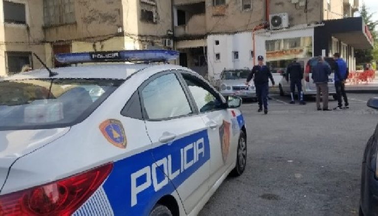 E RËNDË/ U fut brenda xhamisë te Rruga e Kavajës dhe qëlloi me thikë 5 persona. EMRI i autorit