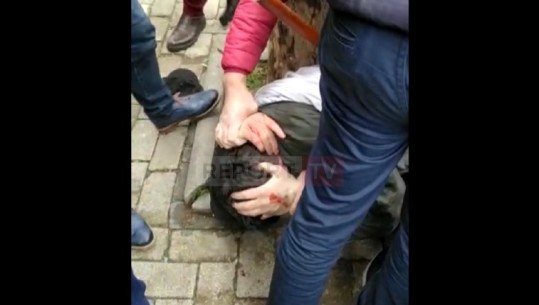 DALIN PAMJET/ Momenti kur besimtarët ndalojnë autorin që plagosi 5 persona (VIDEO)