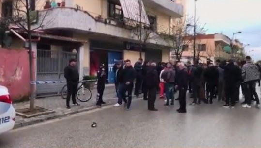 E RËNDË NË KAVAJË/ Qëllohet me armë brenda një zyre elektorale të PD, një person i plagosur