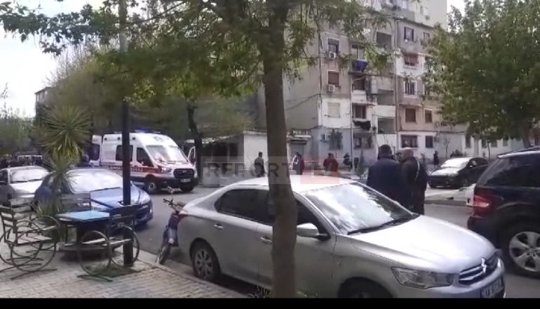 NGJARJA E RËNDË NË ELBASAN/ Nga të shtënat me armë plagoset edhe një punonjës policie
