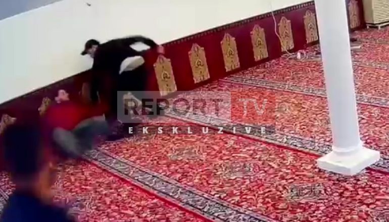PAMJE TË RENDA/ Momenti kur Rudolf Nikollaj me vrap qëllon me thikë një e nga një besimtarët në xhami