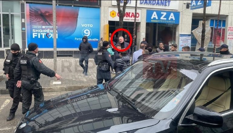 EKZEKUTIMI I PJERIN XHUVANIT/ Policia kontrolle makinave në Elbasan pranë zyrave të PD, të pranishëm Gazment Bardhi dhe Agron Kuliçaj