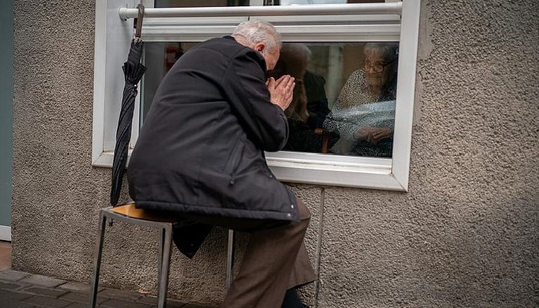 KORONAVIRUSI NË SPANJË/ Pandemia nuk ndalon 90 vjeçarin të mbajë dashurinë e tij gjallë (FOTO)