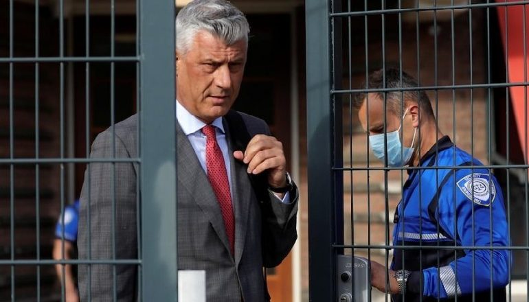 I AKUZUAR PËR KRIME LUFTE/ Ish-Presidenti i Kosovës, Hashim Thaçi, feston ditëlindjen e 53-të në burgun e Hagës