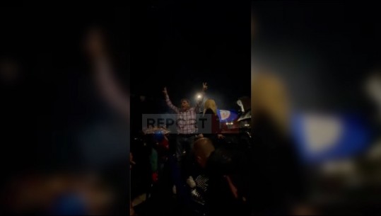 TERRORIZOI TURISTËT SPANJOLLË/ Mihal Kokëdhima mbështetës i zjarrtë i PD, momenti kur hipën mbi makinë dhe thërret (VIDEO)