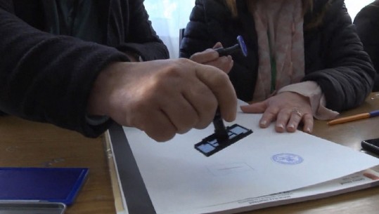 DEBAT NË KORÇË/ Komisionerët e PD marrin vulat dhe ia mbathin, bllokohet votimi në Libonik