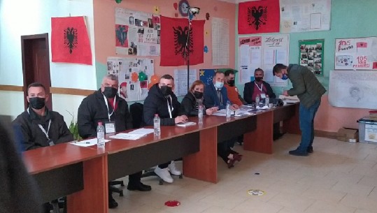 SKANDAL NË KORÇË/ Vëzhguesi i PD godet një çift bashkëshortësh simptizantë të PS (EMRAT)