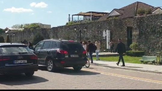 INCIDENT NË LAGJEN “5 MAJI” NË ELBASAN/ Qytetari thyen xhamat e qendrës së votimit