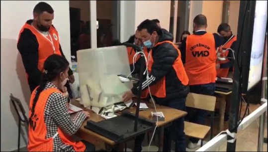 HAPEN KUTITË E PARA/ Nis procesi i numërimit të votave në Bashkinë e Pustecit