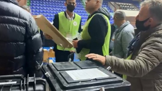 ZGJEDHJET/ Del një kuti votimi e parregullt në Durrës, fletët e papërdorur të votimit nuk ishin futur brenda në kuti