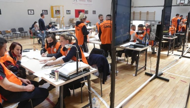 ZGJEDHJET/ Numërimi drejt fundit, “lufta” vijon në Korçë dhe Tiranë. Ja qarqet që kanë mbyllur rezultatin