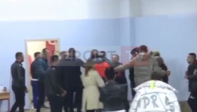 PLAS KEQ SHERRI TEK SHKOLLA “1MAJI”/ Përplasen fizikisht anëtarët e komisionit me njëri-tjetrin