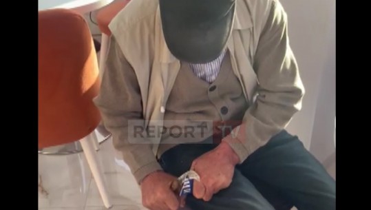 PAS HUMBJES SË PD-SË/ Banori i Thumanës “bën copash” kartën e anëtarësisë së PD-së nga zhgënjimi (VIDEO)