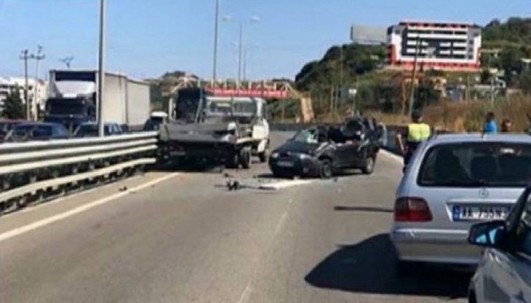 U FUT ME MAKINË NË SENS TË KUNDËRRT DHE U PËRPLAS/ Arrestohet 60-vjeçarja në Durrës, pasagjerja…
