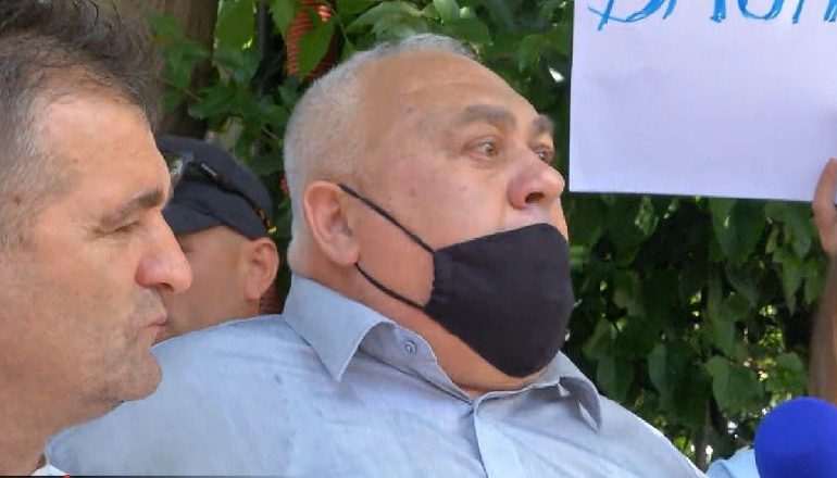 KËRKOHET DOROHEQJA E BASHËS/ Militani i revoltuar: Zemërimi i demokratëve do ta nxjerrë prej leckash…