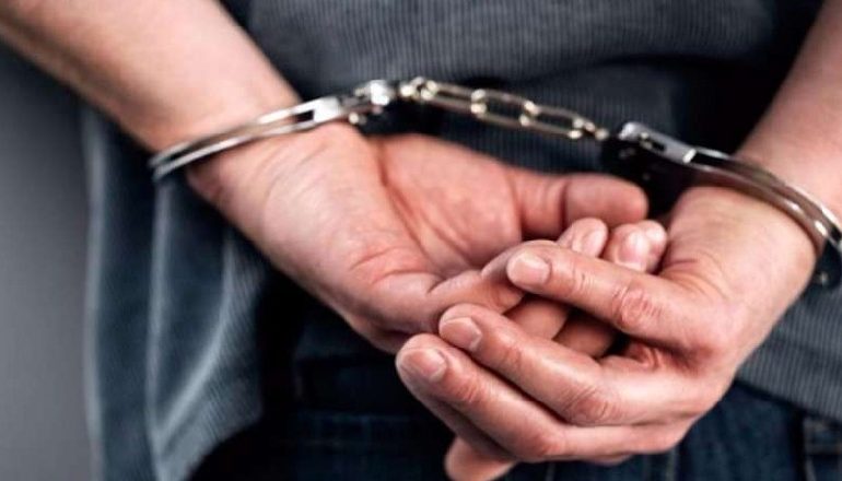 I DEHUR NË TIMON PËRPLAS 4 AUTOMJETE NË AKSIN TIRANË-ELBASAN/ Arrestohet 45-vjeçari