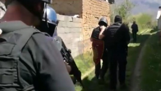 DJE E VRAU VËLLAIN ME THIKË SOT I SHKON NË VARRIM/ Familjarët lajmërojnë policinë, del VIDEO e arrestimit të 26-vjeçarit
