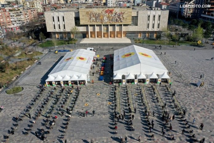 VAKSINIMI MASIV NË TIRANË/ Flasin të moshuarit: Është siguruar shëndeti jonë. Njeriu ka qejf me rrojt sa më shumë…