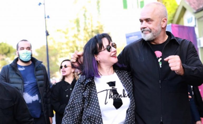 “SHUMË FALEMINDERIT”/ Nga përqafimet me Lindën e deri tek Gregu e Rea që e shoqërojnë, Rama publikon albumin e fitores