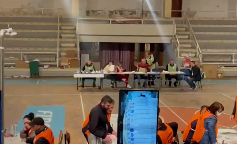 ZGJEDHJET 2021/ Ndërpritet numërimi në KZAZ 32 në Tiranë, brenda ka fletë votimi tepër