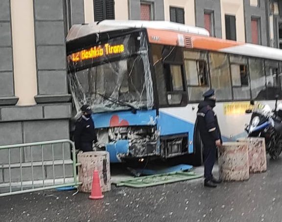 E RËNDË NË TIRANË/ Autobuzi përplaset me një makinë, katër pasagjerë… (PAMJET)