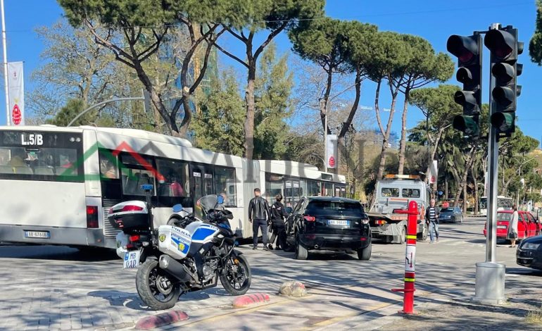 PAMJET/ Aksident në Tiranë, “Range Rover” PËRPLASET me “Volswagen”. Qytetarët…