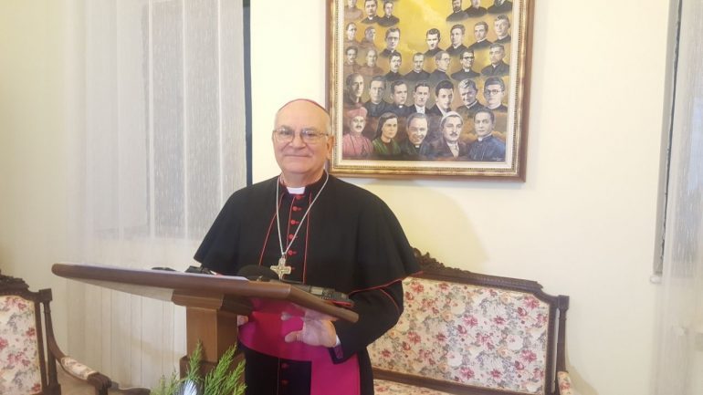 FITON BETEJËN ME COVID-19/ Arqipeshkvi i Shkodrës, Angelo Massafra lë spitalin në Itali pas 34 ditësh