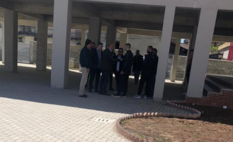 SHKAKTON TENSION NË QENDRËN E VOTIMIT/ Kandidati i LSI pritë qytetarëve në Durrës