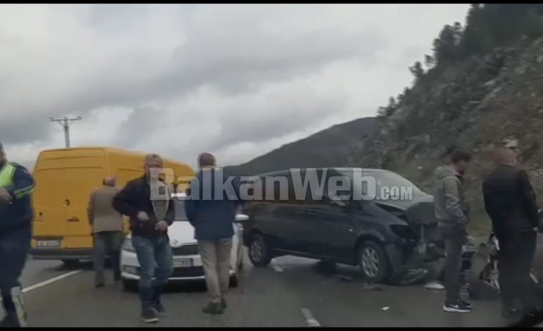 AKSIDENT NË “RRUGËN E KOMBIT”/ Përplasen tre makina, lagosen rëndë dy vajza, pamje nga vendngjarja