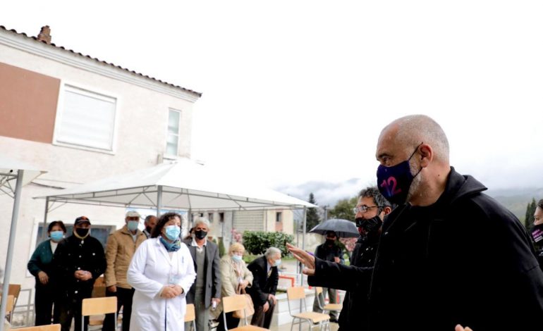 NGA QENDRA SHËNDETËSORE TEK KINEMAJA/ Rama inspekton projektet e Përmetit: Bereqet sot, bëni dhe vaksinën e jemi në rregull