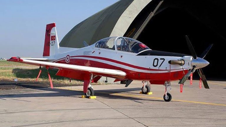 SHPËTOJNË PËR MREKULLI DY PILOTËT/ Aeroplani ushtarak turk rrëzohet gjatë stërvitjes dhe përfundon në det (VIDEO)