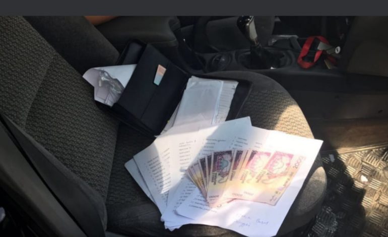 SKANDAL/ Drejtuesi i fushatës së Gaz Bardhit në Elbasan kapet me lekë dhe lista votuesish në makinë (FOTO)