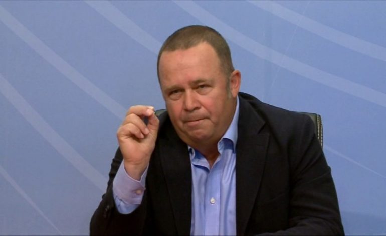 NGJARJA E ELBASANIT/ Revoltohet Gjergj Luca: Mos ngrini flamujt e PD-së dhe PS-së, ngrini flamurin kombëtar (VIDEO)