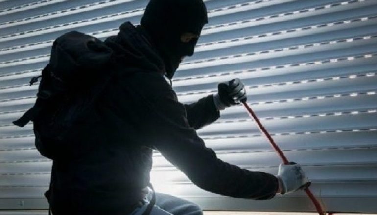 VIDHEN DY KOMPANI GJATË NATËS NË TIRANË/ Policia në kërkim të autorëve