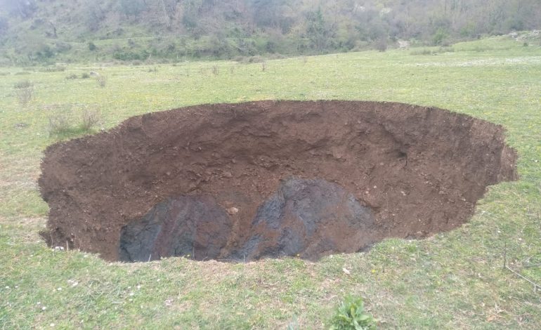 ULJE E DHEUT/ Hapet një thetër gropë në fshatin Dhrovjan me thellësi 4 metër (PAMJET)