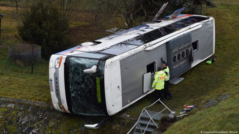 AKSIDENT TRAGJIK NË KINË/ Kamioni godet autobusin, 11 të vdekur dhe dhjetëra të plagosur
