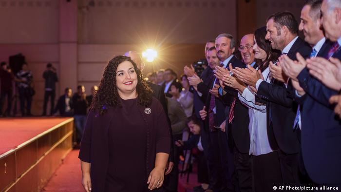 NUK KA ZGJEDHJE TË PARAKOHSHME/ Vjosa Osmani shpallet Presidente e Kosovës