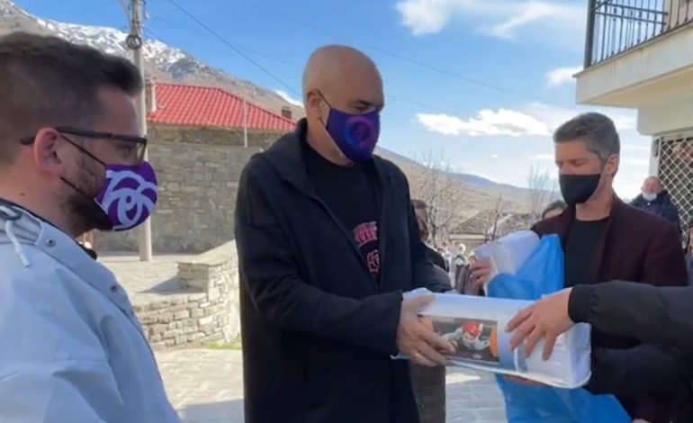 BATUTAT/ Rama merr dhuratë një jastëk nga qytetarët e Rehovës: Qenka për të sjellë Lulin këtu