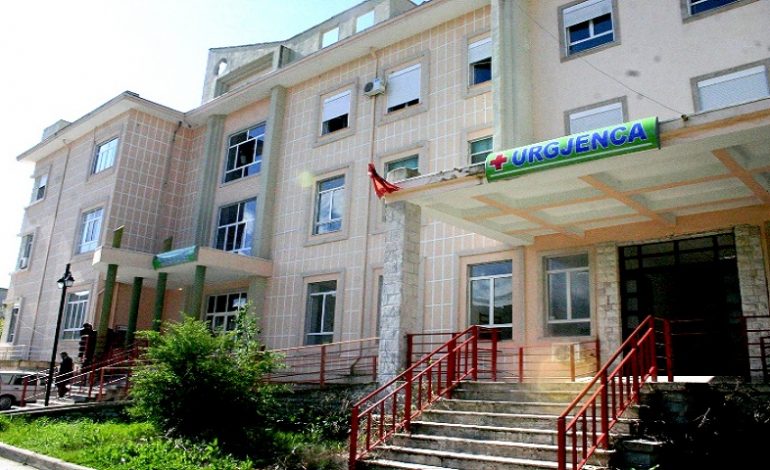 U PLAGOS ME THIKË NGA FQINJI/ Humb jetën në spital 60-vjeçari në Gjirokastër