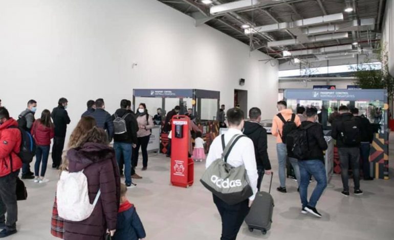 “NGA ÇASTI I HAPJES”/ Rama e nis ditën me këto dy FOTO nga aeroporti i Kukësit
