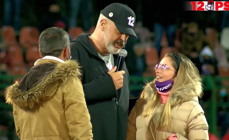 “MIRË BJONDE, POR E DASHKA DHE KRYETARE”/ Rama batuta me dy të rinjtë në Korçë: E kishte hapur gojën aq sa po i futej trëndafili i PS-së brenda