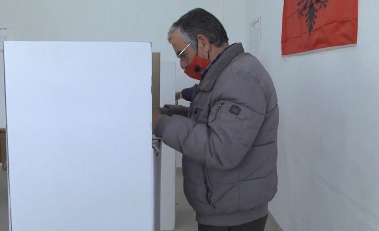 ME CELULARË PËR TË FOTOGRAFUAR VOTËN/ Pezullohen për pak minuta votimi në 2 qendra, 1 në Gjirokastër dhe 1 Vlorë