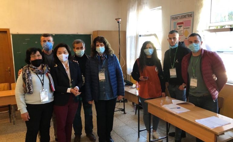 ZGJEDHJET/ Ambasada e SHBA publikon foto të ekipeve të monitorimit të procesit të votimit: Sot një ditë e rëndësishme…