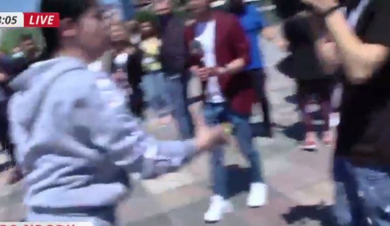 “KU ËSHTË VËLLAI”/ Motrat e agresorit shkojnë në Sheshin “Skënderbej”, shtyjnë operatorët dhe gazetarët