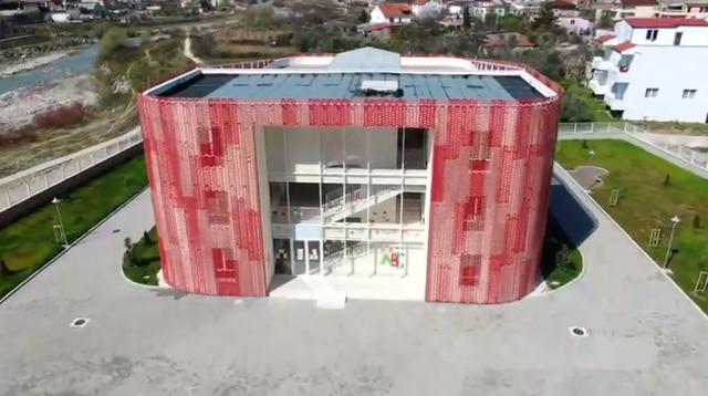 “ATMOSFERË E NGROHTË…”/ Rama poston VIDEON me shkollat e reja: Me kushte fantastike të mësimdhënies