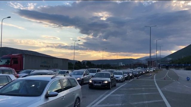 PANDEMIA/ Në tre ditët e fundit, mbi 13 mijë qytetarë nga Kosova janë dyndur drejt Shqipërisë