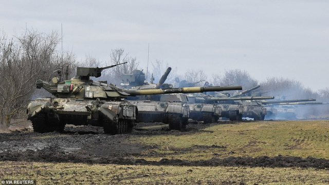 RAPORTI SEKRET/ Putin do dërgojë 100 mijë trupa dhe mbi 7 mijë tanke në kufirin ukrainas