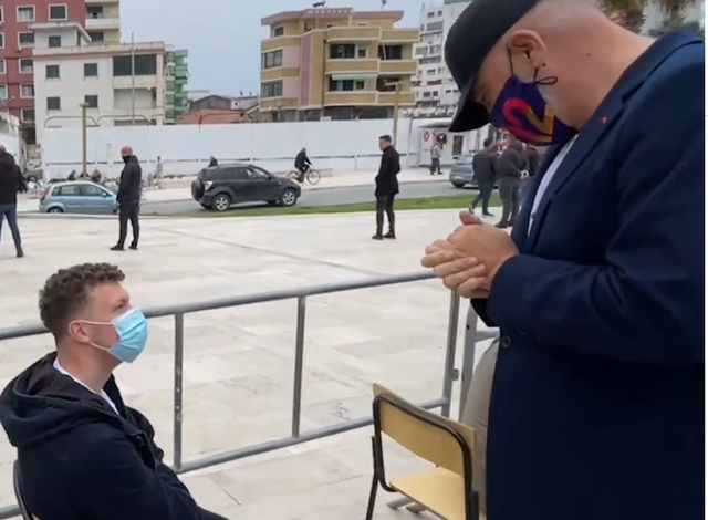 BATUTAT/ Rama takon djali me xhinse të grisura në qendrën e vaksinimit: I kam pas veshur edhe unë, por…(FOTO)