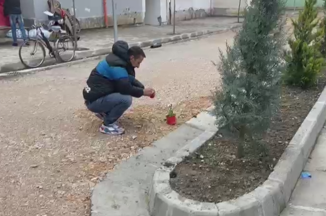 EKZEKUTIMI NË ELBASAN/ Ndizen qirinj në vendin ku u vra Pjerin Xhuvani: Ja kush qëlloi i pari (DETAJET)
