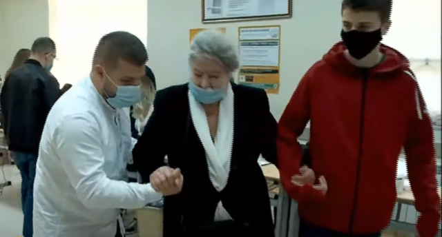 ZGJEDHJET/ Momenti kur aktorja e madhe Margarita Xhepa voton elektronikisht (VIDEO)